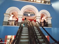 モスクワのグム百貨店（1893年建設で同じ時代）と引けを取らない素晴らしさ。
以前はコンサートホールだったそうですが、こうして普段使いされているのは貴重です。
＝＝＝＝＝＝＝＝＝＝＝
1898年に建設。
