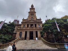 シドニー市役所（タウン ホール）
この辺り一画は歴史がありそうな重厚な建物が立ち並びます。ただ、雨が降ったりやんだり、、、身体も冷えてきました。
でも、ウール・ワースで購入したアイスを食べてしまいました。
