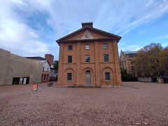 ハイドパーク・バラックスHyde Park Barracks
SDYで唯一訪れたかった博物館です。

ハイドパークの北側に位置するのですが、ハイドバークの南側からは遠すぎて、バスで移動しました。そこからも更に歩き、既に夕方16時。もうへとへとです。
＝＝＝＝＝＝＝
1818年から男性囚人の宿舎（収容所）、後に女性の保護施設。 流刑地時代の煉瓦造りの建築物で、当時の囚人の生活など展示されています。
