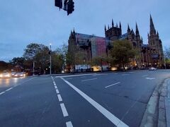 ハイドパーク東側にあるセントメアリー大聖堂
教会から出たときは、もう真っ暗。日没が早い時期の旅行は、避けたいと感じました。
＝＝＝＝＝＝＝＝＝＝＝＝＝
1820年代に建設され、1928年に再建されたオーストラリアで最古のカトリック教会。
ゴシック様式。

