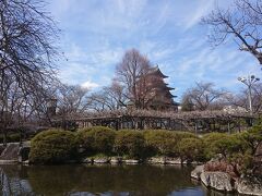 諏訪大社本宮の次は諏訪の浮城と言われた高島城へ。車で15分ほどでした。今は本丸が公園として公開されています。