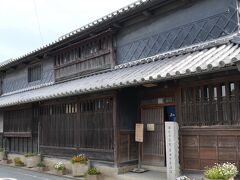 足守の入り口にある現在も残る商家、藤田千年治邸。
江戸時代から醬油業で栄えた商家で、この建物は明治時代にさらに増築されたものだそうです。

