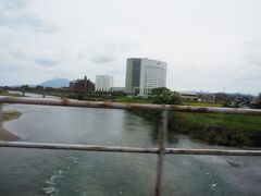 天降川
遠くの方に見えているのが桜島。