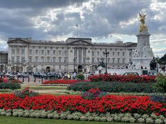 ここは私のお勧め撮影ポイント。

お花と一緒にバッキンガム宮殿が撮れるの。
宮殿側には残念ながら黒い雲...。


