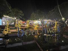 さらに10分ほど歩くとクタを代表するショッピングモール、ビーチウォーク。アパレル系、レストラン、ホテルと様々なお店が軒を連ねている