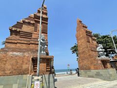 暑い中15分ほど歩くとクタビーチの門に到着