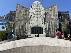 前回来た時も訪れたがやはり訪れておきたかったこちら、テロ追悼モニュメント。先ほどのSpaからも徒歩5分ほど。2002年ここにはクラブがあったのだが、そこで爆弾テロがあり220人もの人が犠牲になった。日本人も2名なくなっており、モニュメントには名前が刻まれている。

人気のリゾート地でまさかこのようなことが起こるなんて思いもよらず、私もニュースを聞いた時にびっくりした記憶がある。被害にあわれた方のご冥福をお祈りした