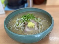 良い香り！
味噌ラーメンは濃厚なスープが特徴だと思うのですが、これは味噌ラーメンの中ではあっさりめ、食べ飽きない味だと思います。
チャーシューの上に載っている生姜は味変用、さらにさっぱりいただけます。