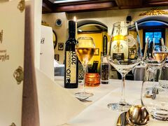 夜ご飯は、フルダの街の老舗で名士のGoldener Karpfenへ。

特別な「ゲーテコース」を頂いた。

有名なゲーテの言葉「Das Essen soll zuerst das Auge erfreuen und dann den Magen（食事はまず目で楽しみ、その後胃で楽しむもの）」

こちらのお店には、アイルランドで活躍するシンガソングライター、クリス・デ・バー（Chris de Burgh）が頻繁に出没するとか！？
彼のお気に入りのお店みたいですね。
ドイツに来ている時は、ここのカウンターで飲んでいるクリスに偶然出会うことも、珍しくないそうです。

＜ホームページ＞
https://www.hotel-goldener-karpfen.de/