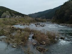 四万十川の名物である沈下橋とは、増水時に川に沈んでしまうように設計された欄干のない橋のことです。あまり下調べもせずグーグルマップで四万十川と入れると出てきたスポットが、後で調べてみると上宮沈下橋近辺でした。橋の写真はどこかに保存したのですが、見つかりませんでした。この写真はその沈下橋の上から川を撮ったものです。