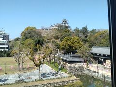 翌日は朝からまず高知城に行きます。私はお城は以前じっくりみたので友人一人がお城へ。私は前回時間がなく見学できなかった高知城博物館に行きました。