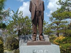 高知の生んだ首相経験の政治家濱口雄幸氏の銅像です。高知県は政治意識が高いお土地柄で、いろんな政治家の銅像がありますね。