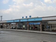 朝７時前の魚津駅です。
この日は朝から天気が良かったです。