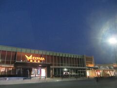 概要にも記した通り、午前2時にアラームをかけた上でジャスト起床。
身支度、荷物類の確認、戸締りなどを行い、約1時間弱後に出発。

ひたすら高速道を進み、談合坂に着いたのは上の写真の状況。

流石に軽く眠気を感じるので、車内で約20分ほど閉眼、休憩。