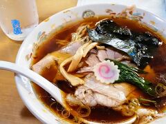 ちょうどお昼どきなので
30分近く並びましたが、、

生姜の効いたコクのある醤油スープ、
トロトロのチャーシューに味わい深い麺。
超美味しかったですっ！

