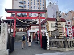 ちょっとさんぽに出かけましょう。
駅前通りの豊川稲荷札幌別院