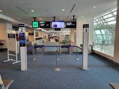 旅のはじめは羽田空港から。
羽田11:45→NH087→宮古14:45
出発ゲートは64番でした。