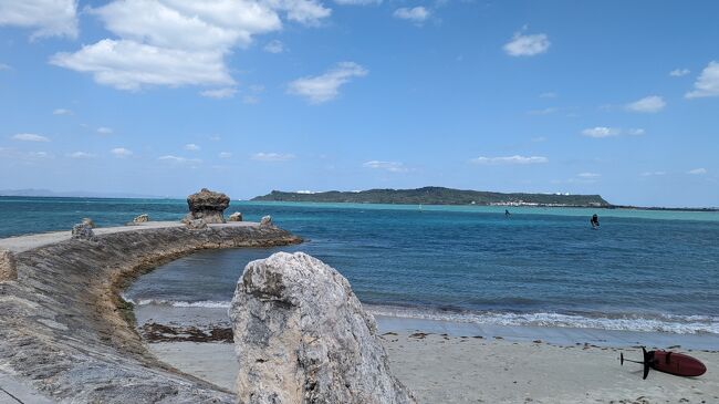 海中ビーチのパーキングに車を停めました。<br /><br />