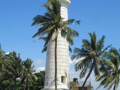 南端の岬に聳える高さ18mの灯台｡
1848年のイギリス統治時代に建設されたが焼失
1939年に再建されたスリランカ最古の灯台です