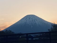 中山峠を超えたあたりで5時を過ぎると夕陽に照らされて羊蹄山がくっきり
通称エゾ富士。
北海道の富士山です！