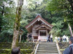 「素鵞社（そがのやしろ）」。

「御本殿」の真後ろに建っています。

大国主大神の父神、素戔嗚尊が祀られています。
パワースポットのようですねー。

また、御社殿の床縁下の砂を持ち帰ることができますよ！。
その時の作法は、稲佐の浜の砂を素鵞社に納め、その後、清められた砂をいただく。。。