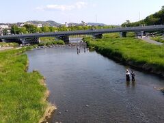 出町橋から賀茂大橋を望む。この日とても暑く（30℃程度あったのでは？）川に入ったり飛び石て遊ぶ人が多数いた。ここが賀茂川と高野川の合流地点。左側に高野川。