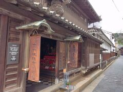 こちらが太田家住宅。国の重要文化財です。江戸時代の商家で、酒蔵など複数の建物が連なる造りになっています。