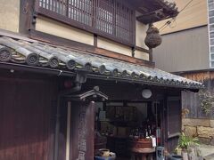こちらは十六味保命酒のお店。太田家住宅の並びにあります。古くから鞆の浦で作られてきたお酒で、漢方などを漬け込んだものになっているそうです。