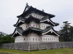 弘前城(本丸 北の郭)
日本現存12天守のひとつです。天守は3層3階で白漆喰で塗りこめられており、屋根は銅瓦葺き、本丸側（西面と北面）には連子窓が設えられている。二の丸に面した側（東面と南面）は1階と2階の屋根部に切妻破風があり、多くの狭間が開けられ、石落としを備えたものとなっている。