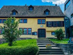 バッハ博物館へ。

この街で産まれたヨハン・セバスチャン・バッハ。
ドイツ3Bの中で最も年長。（バッハ、ベートーベン、ブラームス）
彼が産まれた家は残念ながら残っていないけど、近くのお家が博物館になっている。

＜ホームページ＞
https://www.bachhaus.de/