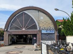 京急線「逗子・葉山」駅に到着。
帰りは、京急線に乗って帰ります。
駅舎の外観がドーム型でオシャレです。