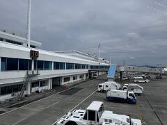 鹿児島空港に到着です。定刻より15分ほど遅れたため乗り継ぎ時間が短くなりましたが、屋久島便の搭乗口がすぐ近くでしたので助かりました。