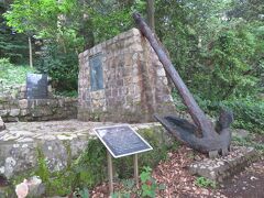 宿に戻り、小休憩した後、再度島を散策。
稲根神社の参道横にあるヴァイキング号記念碑。