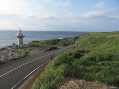 錆ヶ浜港にある三宅島観光協会でレンタサイクル（電動自転車）を借りて、島を時計回りに一周する。錆ヶ浜から伊ヶ谷への道（つまり、先程歩いてきた道）が標高差約160mあり、三宅島一周道路の最大の難所。でも電動自転車だったので、体力を消耗することなく（私にとっては楽々）上れた。
写真は標高差約160m下った場所にある伊豆岬。このあたりはバードウォッチングの適地らしいが、鳥のさえずりは聞こえるものの鳥の姿は見えず。
