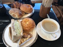 【パンがデカい！】

話は戻りまして、クシェルカフェのパン食べ放題。たくさんの種類を食べたいなら一人で行くのはオススメできませんが、1ドリンクとパン食べ放題で税込500円と格安。一人の方もいらっしゃいました。+200円でドリンクを飲み放題にできます。サラダも+200円で付けられます。

食べ放題と言っても補充無しなので、サンドイッチやタルトといった人気のパンは早めに確保するのが良さそう。1回につき3個までの制限があり、全部食べたら次のパンをおかわりできます。この日は米粉パンとベーコンエピが最後まで残っていました。

11時からテイクアウト販売もしてるので値札が置かれてるんですが、200～300円のパンが多かったです。ちなみに2人で15個食べました。たぶんよく食べた方だと思います。