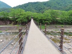 村営　せせらぎ公園駐車場に停めます。
まだオープンして間もないので、一番近くに停められました。
1日1000円。

であい橋を渡っていざ。