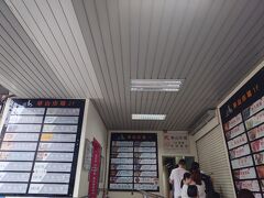 当然のように並んでました。
あまり暑くないので良かった。

この写真はもう建物に入るところです。

ここの二階にあるフードコートの一角がお目当てのお店です。

ここから階段を上ります。