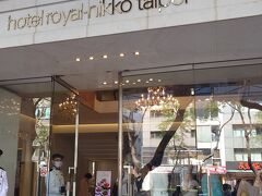 いつも笑顔で迎えてくれるドアマン・ドアウーマン。

部屋に戻って、荷物をパッキングします。

チェックアウトをして、荷物をベルマンに預けて、
油化街に向けて出発です。

MRT中山駅まで歩いて、
北門駅まで乗ります。