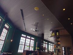 どこに行こうか迷いましたが、
こちらにしました。

油化街を南下（北門駅方面）方面に歩いて、
こちらのお店へ。

こちらもリノベーションをしてるお店です。
二階にあるのですが、
入口がちょっとわかりづらいかも。

二階の窓側の席で、
油化街を見下ろしながらお茶できます。