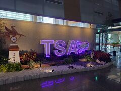 このサインの写真をとってなかったので、納めておきます。

本当は、荷物を預けられるとよかったんだけど、
まだチャイナエアラインが預けられず。
