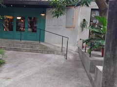 身軽になって空港から歩いて、こちらのお店まで。
（徒歩10分くらい？）

噂には聞いていたけど、
パイナップルケーキ屋さんとは思えないお店がまえ。

撮影とかもしているおしゃれエリアです。