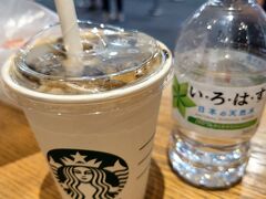 コインロッカーから荷物をピックアップして、
チャイナエアラインに荷物を預けて。

まだ時間があったので空港内のスターバックスへ。

せっかくなので、
台湾限定のドリンクを注文。
ゴマ入りのマッキャート。

おいしい！

