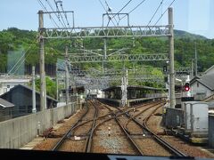 山下駅。
右の方に分岐していく妙見線の方が大正時代からある「本線」なんだけど、まっすぐ行く日生線（昭和53年開通）の方が本線のような扱いで、線路もそんな線形。
今となっては右の方の妙見口に直通する電車は１日に数本しかなく、それ以外はこの駅で乗換となっている。