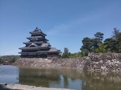 そしていよいよ松本城まで歩いてきました。黒塗りの松本城と大きな堀、圧巻です