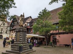 町の中心？の広場
朝たっぷり食べてたから、お昼を食べていなかったので、ここで休憩
とはいえ、オープンテラスが寒くて・・ホットチョコレート美味しかった～


