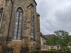 ホテルまではここから1km、歩いた方が早いし確実、と結局歩くことに
またしても母に試練を与えてしまった
たどり着いたホテルは暖かかったー
荷物を引き取って、またまたタクシーを呼んでもらって駅まで
三度同じお兄ちゃんで、ホテルから駅まで10€、行きは8€だったからやはり2割増し
17：06発のストラスブール行に間に合って（何があるかわからないからいつも早めに乗るようにしている）、ストラスブール18：23発パリ東駅20：10着のTGVに乗車
帰りもほぼ時刻表通りだったけど、実は３日くらい前にメールで「列車の編成が変わったから席も変わるよー」とお知らせが来ていたけれど、座席もすぐわかってトラブルなし
変更された席は横並びだったけど、進行方向向きで暖かい車内で爆睡
パリも小雨模様で、帰り着いた後は、唯一持ってきた日本食、五島うどん（あごだし）をつるつる食べて終了、海外旅行中にそれほど日本食を欲したことないけど、このうどんは沁みた・・

結局、アルザスプチトリップは、ＴＧＶ往復一人106€、ストラスブール～コルマール往復一人30€、だから日本円で2万円ちょっと
後半ちょっと天気に恵まれなかったので、コルマールは見残したところもあるけど、タクシーもストラスブール駅～市街地、コルマール駅～市街地、コルマール～エギスハイム往復で90€弱
現地ツアーなどで廻るよりは、リーズナブルかつのんびり行けたかなあ
コルマールや他の小さな村などは町や村の中にもワイナリーがあって、中には宿泊できるところもあるらしいので、今度はそんなところに泊まって、アルザスワインを堪能したい～


