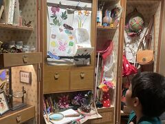 おはよう～
今朝は息子も早起き。昨晩早く寝ていたからね、なので一緒にお散歩に繰り出すよ。ロビーのキャラのトランク。これはミニーちゃん、昆虫採集が趣味だったの？ミニーちゃんのトランク中身が意外性があったねー