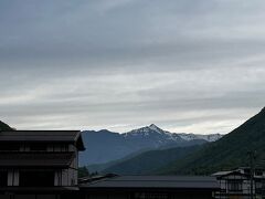 さて、福井までの道のりは遠い。北陸道で行くか、東名で行くか、中央道で行くか・・・いろいろありますが、今回は中央道～松本～平湯～高山～白鳥～九頭竜経由の最短コースを選択。
早朝の平湯温泉で足湯に浸かりながら槍ヶ岳を望むと眠気も晴れます。