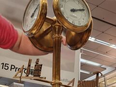 名古屋駅まで戻ってきました
高島屋側にある金の時計
反対側には対の銀の時計もあるそうです