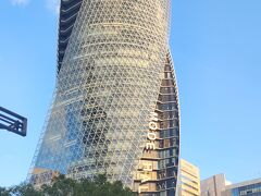 ホテルへ向かいます
大通りに出るととても目立つビルが、モード学園ですね（たしか東京のモード学園の建物も史跡になっていました）デザインが奇抜です＾＾